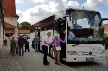 B1-Unser Reisebus vorn Irmgard Kattwinkel, mit 99 Jahren, die älteste Mitreisende