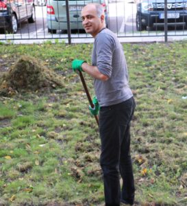 Mann mit Schaufel im Garten