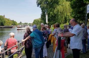 Bild 5 Warten auf den Dampfer, vorn F. Fuhrmann