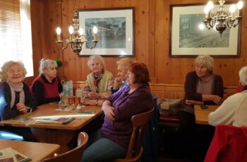 Bild 1 beim Mittagessen v. l. C. Meimberg, C. Wysocki, G. Heyer, I. Mahnhold, I. Gellert, M. Reichelt, R. Schaefer, M. Strauch