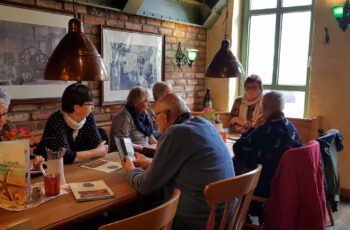 Bild 2 beim Mittagessen v. l. u. a. E. Dörner, D. Kauz, E. Badinski, H. Ramadan u. weitere Gäste SWB