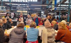 Das Treffen beginnt mit der Vorbereitung: Das Rezept wird zuerst gemeinsam gelesen.