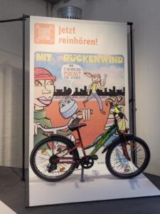 Ausstellungsplakat-Jetzt reinhören! Ein Fahrrad-Podcast für Kinder